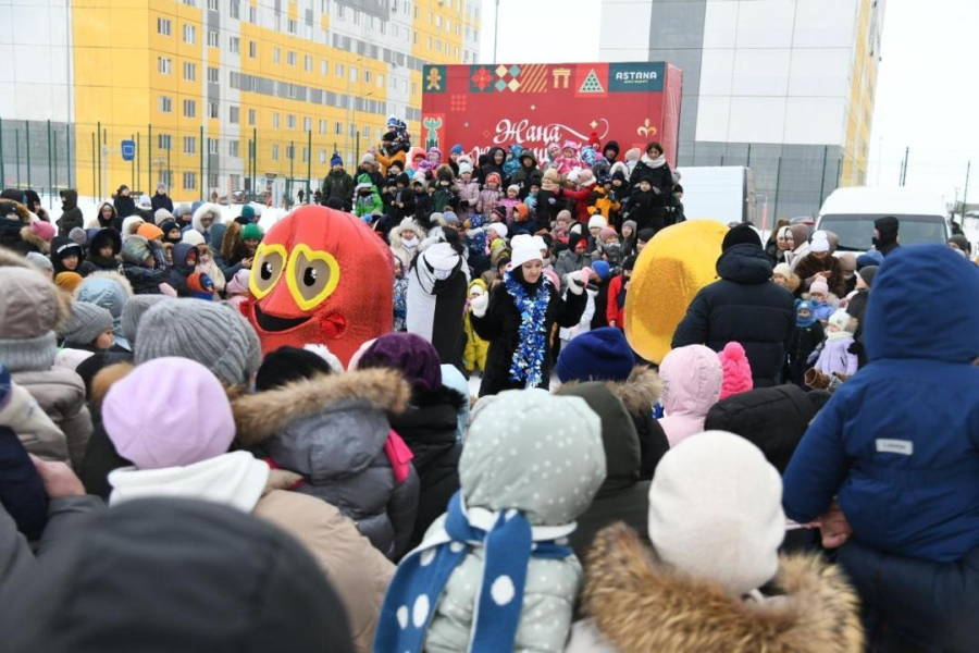 Радость детям: новогоднее представление в столичном районе Сарайшык