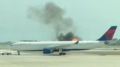 В США самолет загорелся в аэропорту с 300 пассажирами на борту