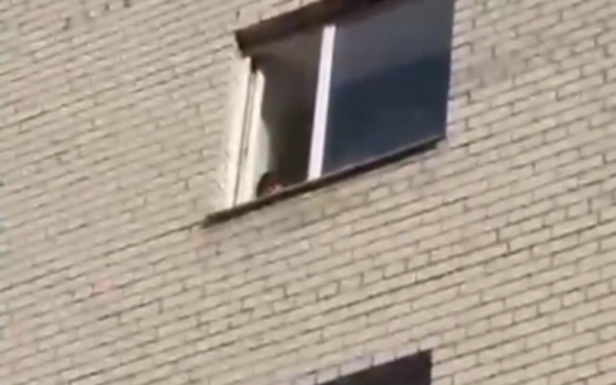 Актюбинские спасатели уберегли от падения из окна 5-летнюю девочку