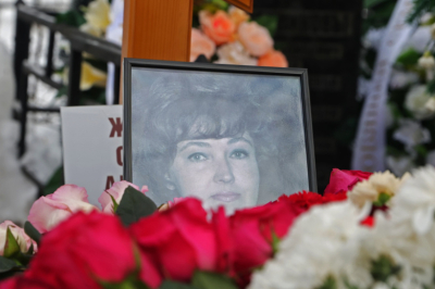 Боль и слезы сына, венок от Малахова: фото прощания с ведущей КВН Жильцовой