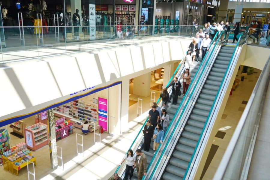 Ребенок упал с эскалатора и пролетел один этаж в Петропавловске