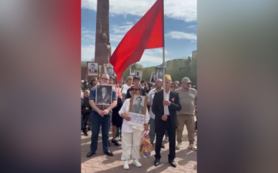 Возле Вечного огня люди сами организовали Бессмертный полк