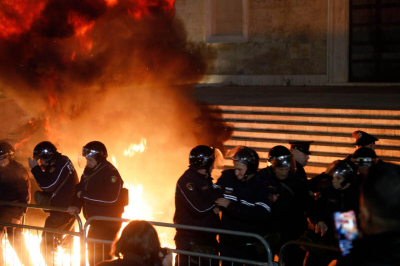 Мощные протесты вспыхнули в&nbsp;столице Албании &ndash; 10 полицейских получили ранения