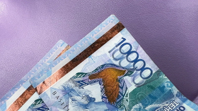 На бирже доллар продается выше отметки 483 тенге