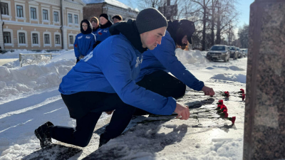 Молодогвардейцы Казани возложили цветы к памятнику Александру Пушкину
