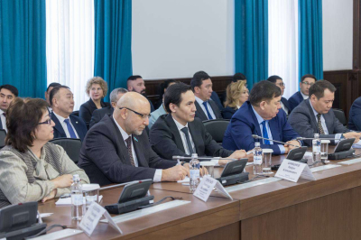 Олжас Бектенов обсудил с бизнес-сообществом Павлодарской области меры господдержки реального сектора экономики