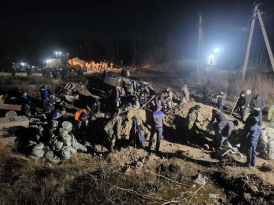 В СКО продолжается борьба с паводком: в Тепличном 1,6 тыс. человек укрепляют дамбу