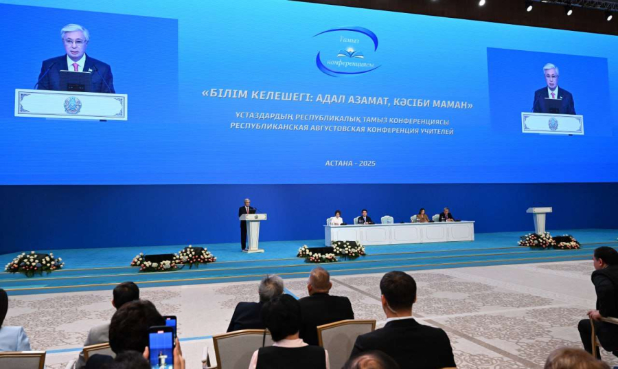 Токаев: за 4 года в Казахстане построили 1,2 тыс. школ и вдвое повысили зарплаты учителям