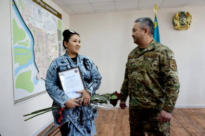 Павлодарку наградили за спасение четырехлетней девочки, чуть не выпавшей из окна