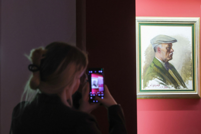 &laquo;Держал кисть до последнего дня&raquo;: фото с выставки к 90-летию Говорухина