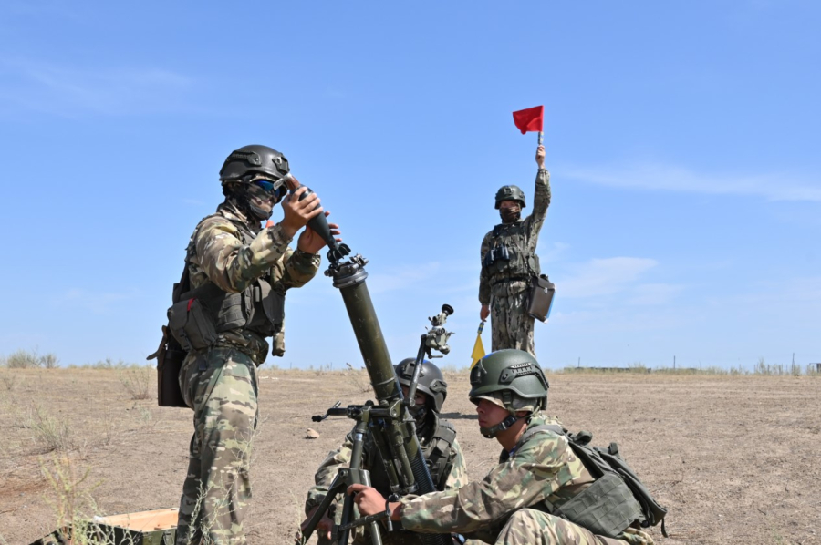 Боевые стрельбы взводов проходят в Конаевском гарнизоне