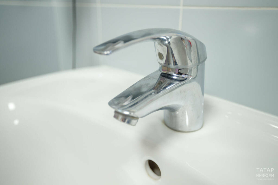 В ряде домов Приволжского района отключили водоснабжение из-за аварии на Дубравной