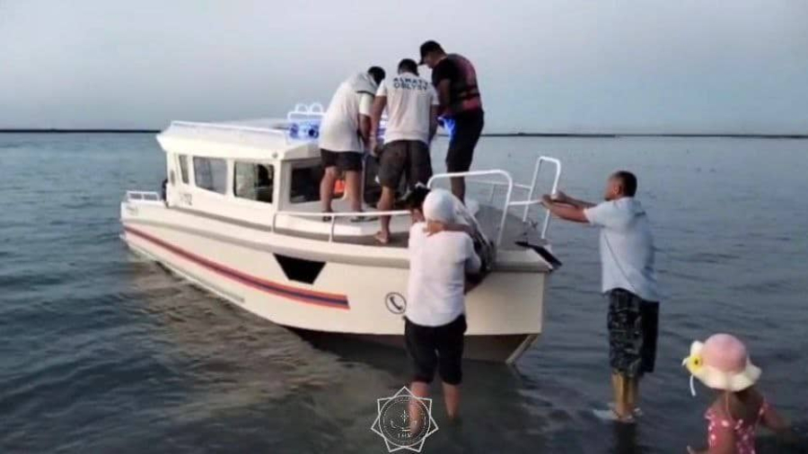 Катер с девятью казахстанцами спасли на озере Алаколь
