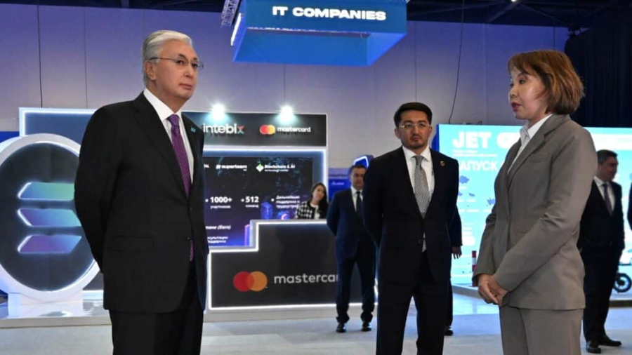 Евразийский банк представил Токаеву инновации с ИИ и продукт Eurasian Drive