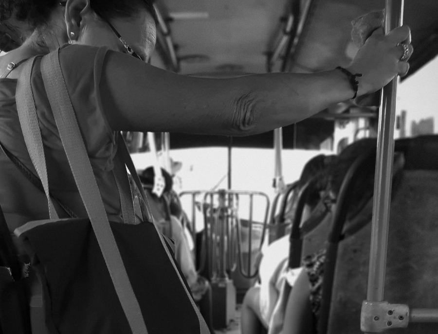 Приставал к девушкам в автобусе Алматы: полиция ищет мужчину