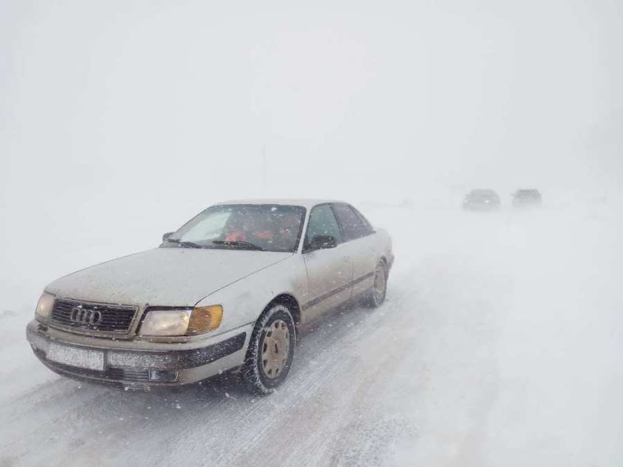 В области Абай полицейские эвакуировали 24 человека с трассы