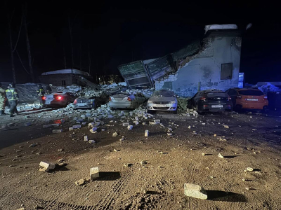 В Зеленодольске обрушилось здание бывшего гаража, обломки повредили припаркованные авто