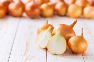 Как вырастить крупный лук на грядке: три простых приема для богатого урожая без затрат