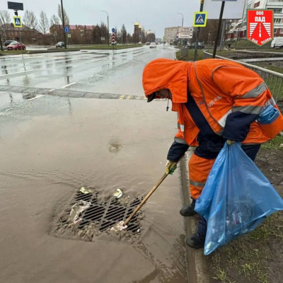 В Челнах дорожные рабочие помогают воде уйти в ливневки