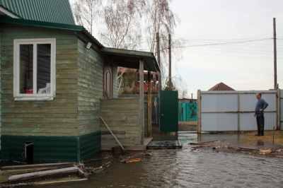Дачи уходят под воду в Нижневартовске: ситуация с паводком