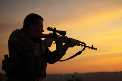 Бойца, 68 дней в одиночку державшего оборону в ДНР, наградят премией Кеосяна