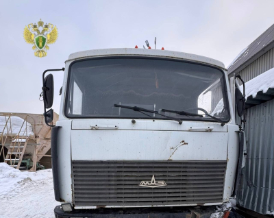 В&nbsp;Альметьевске рабочий погиб при замене колеса грузовика &ndash; машина соскочила с&nbsp;домкрата и&nbsp;прижала его