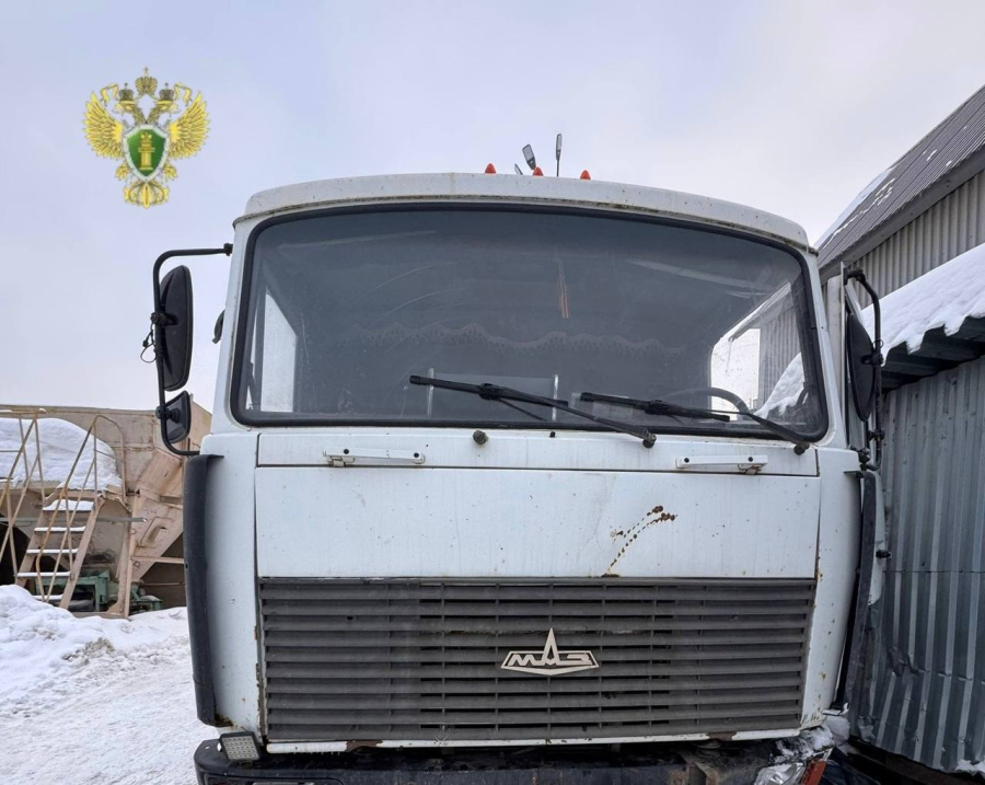 В&nbsp;Альметьевске рабочий погиб при замене колеса грузовика &ndash; машина соскочила с&nbsp;домкрата и&nbsp;прижала его