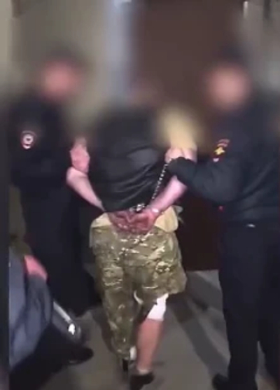 В Крыму мужчина открыл огонь по полицейским и бросил взрывное устройство