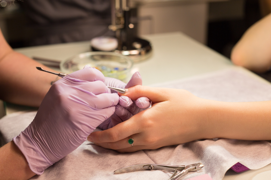 За четыре года спрос на маникюр в России упал на 40%