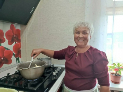 Пенсионерка из Лениногорска готовит чак-чак для бойцов СВО