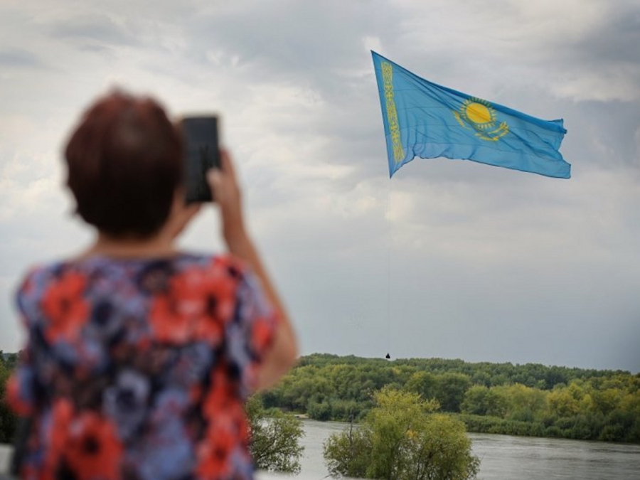 В небе – самый большой флаг Казахстана