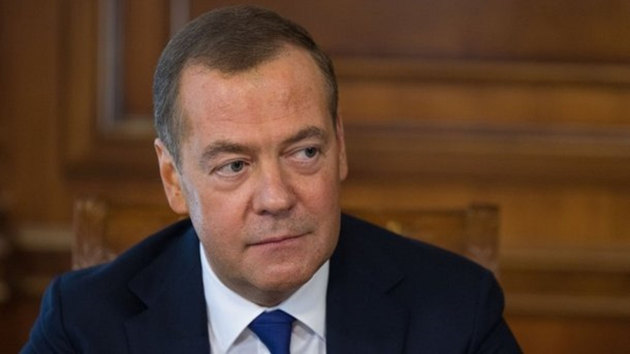 Медведев поздравил россиянок с 8 марта