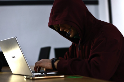 Мошенники предлагают пройти опрос и воруют деньги у россиян