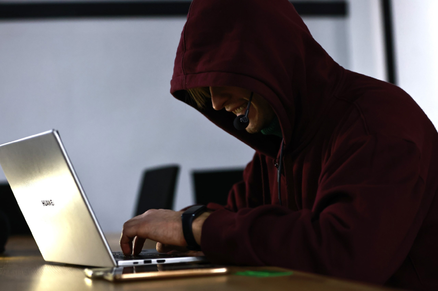 Мошенники предлагают пройти опрос и воруют деньги у россиян