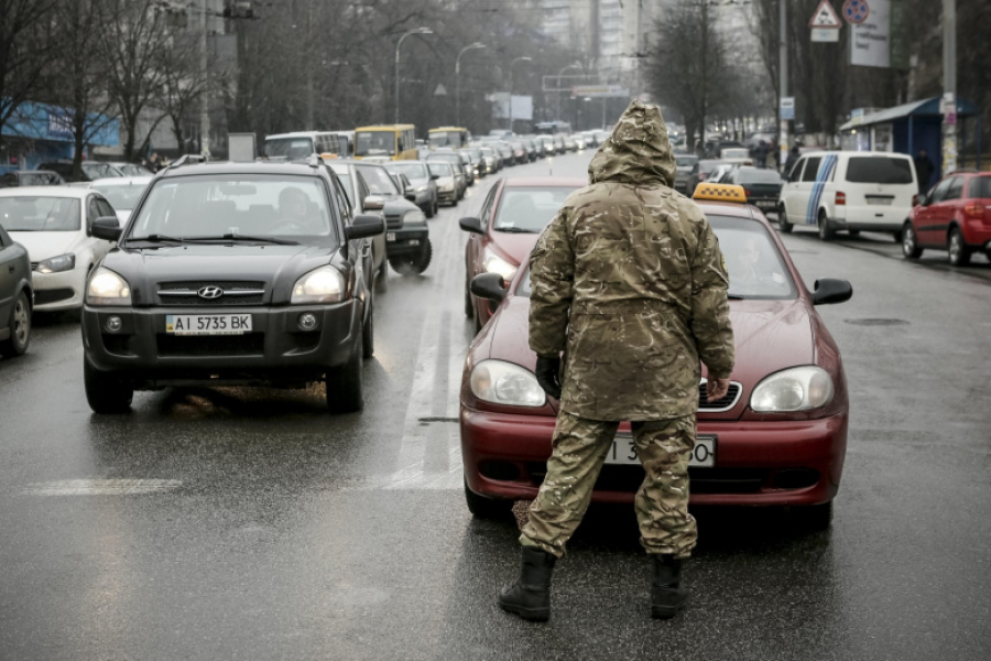 Сотрудники ТЦК схватили мужчину во дворе его дома