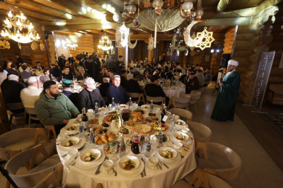 Первый ифтар Рамадана в&nbsp;&laquo;Туган Авылым&raquo; прошел без муфтия Татарстана. Гостем стал Таджуддин